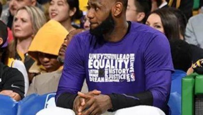 前队友：詹姆斯把装备全铺放在地板上 你得绕开走