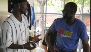 欢迎来到我的主场！巴特勒尽情招待追梦 打牌聊天不亦乐乎